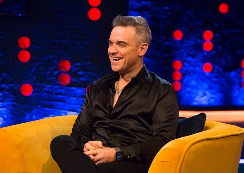 Nemamo ga često priliku vidjeti u ovakom izdanju: Robbie Williams ponosno pokazao svoje sijede