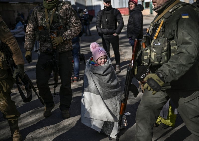 Čak 400 tisuća stanovnika Mariupolja danima su pod artiljerijskom paljbom te bez struje i vode, nadaju se otvaranju humanitarnih koridora