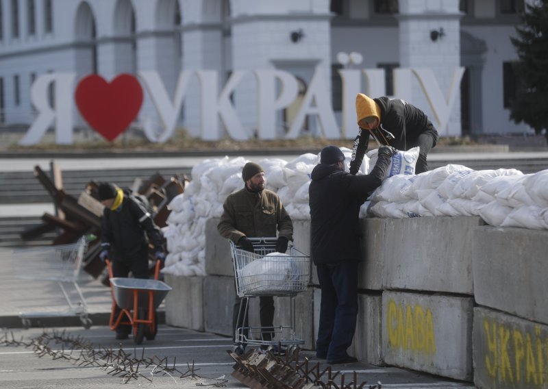 Većina Ukrajine pod uzbunom a ljudi u skloništu