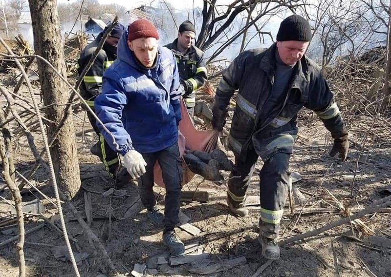 Gomilaju se trupla na snijegu ispred mrtvačnice u Mikolajivu, neka je tijela teško identificirati