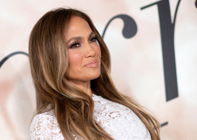 Jennifer Lopez u seksi izdanju: Samo ona može uskočiti u minijaturno čipkasto donje rublje i ovako dobro izgledati