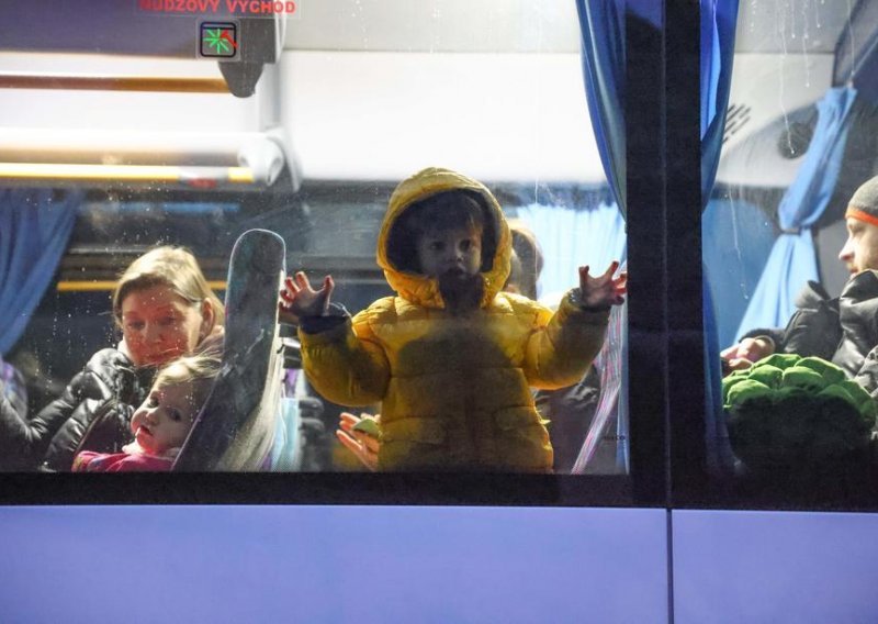 Stotine ukrajinskih izbjeglica stoje u Slovačkoj i ne znaju kamo će