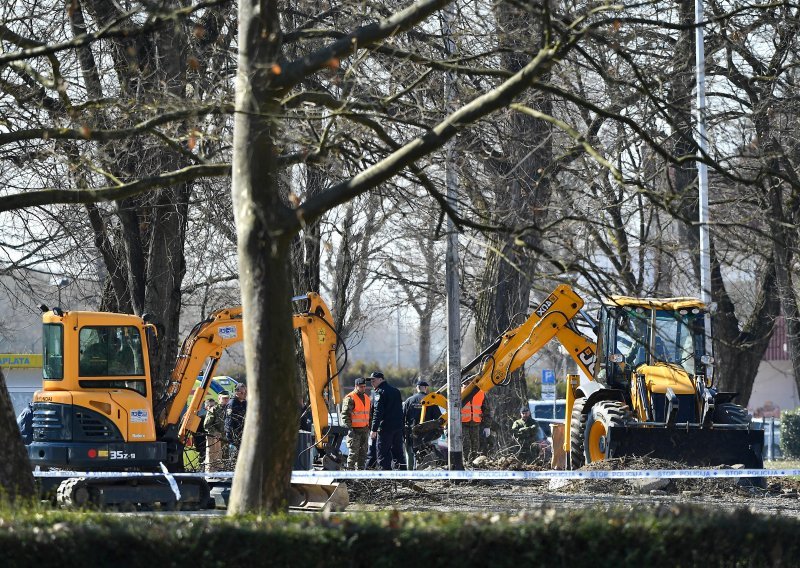 [FOTO/VIDEO] Krenule pripreme za izvlačenje drona na Jarunu, evakuiran dio studenata iz studentskog doma