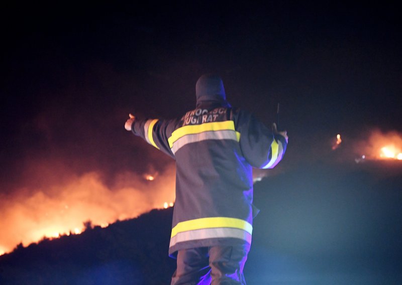 [FOTO] Bura stvorila probleme: I treći dan aktivan požar kod Jesenica, izgorjelo 50-tak hektara