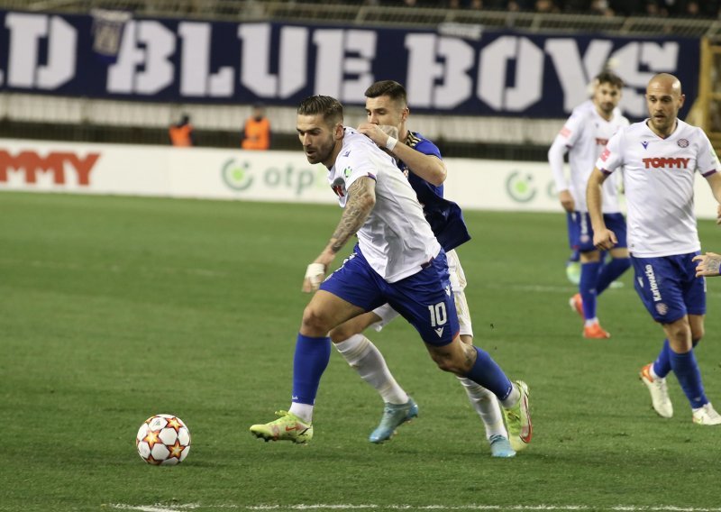 Pogledajte kako je Marko Livaja u drugom poluvremenu na muke stavio Dinamo; prvi pokušaj zaustavio je Livaković, a drugi slučajni udarac - greda