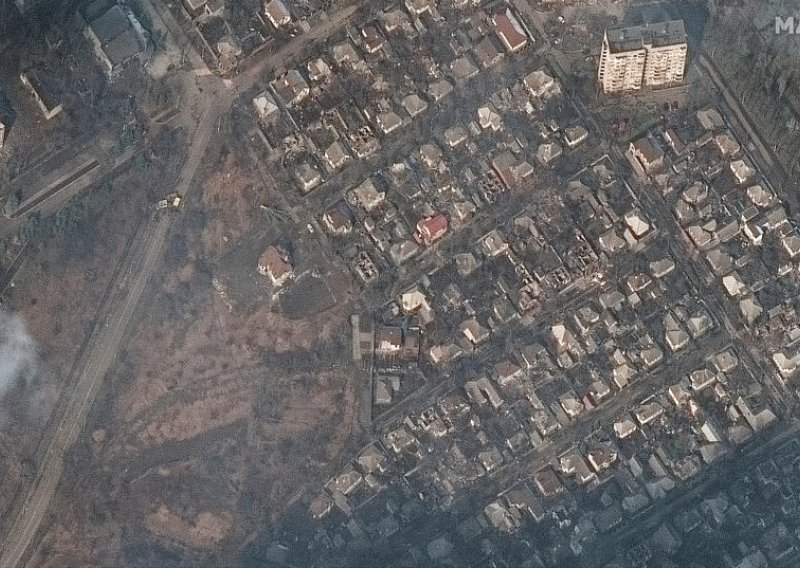 [FOTO] Satelitske snimke otkrivaju kako Mariupolj izgleda tjedan dana nakon ruske opsade i konstatnog grantiranja