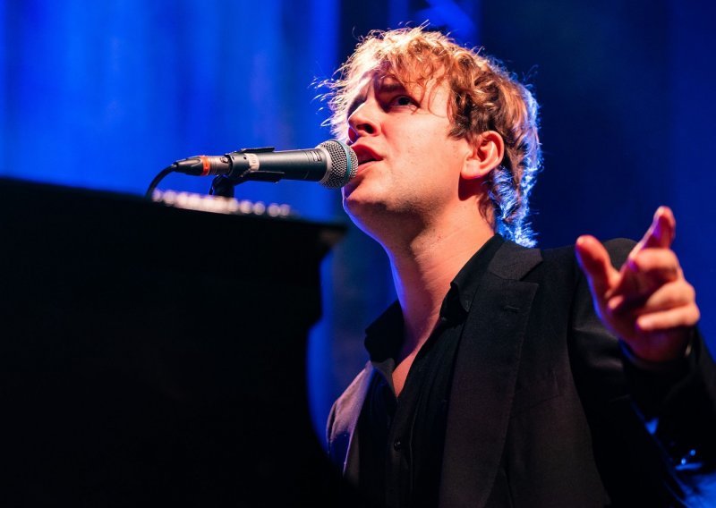 Tom Odell pjeva ukrajinskim izbjeglicama na rumunjskom kolodvoru, njegova pjesma postala je simbol otpora