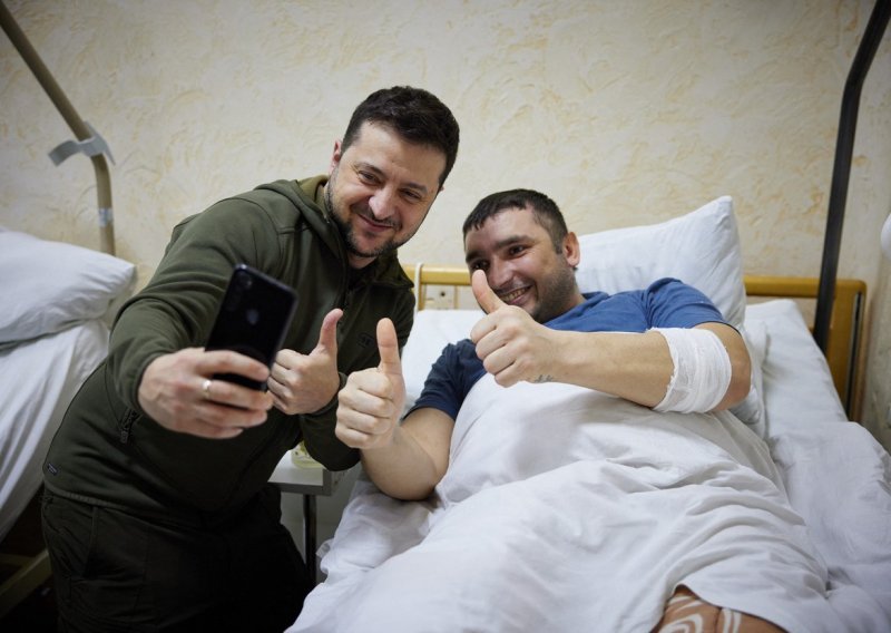 [FOTO/VIDEO] Zelenski napustio rezidenciju kako bi posjetio ranjene u bolnici
