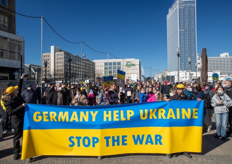 [FOTO] Deseci tisuća ljudi izašli na ulice njemačkih gradova kako bi podržali Ukrajinu