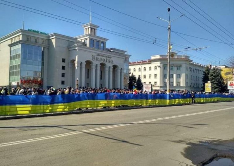 [VIDEO] Pobuna u okupiranoj Ukrajini: Tisuće prosvjedovale protiv Rusije na ulicama Hersona
