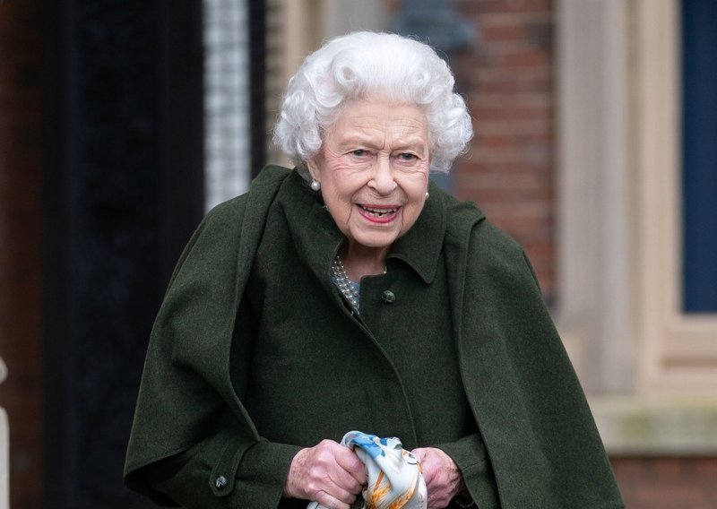 Službeno je: Zbog problema sa zdravljem kraljica je odustala od zabava u Buckinghamskoj palači