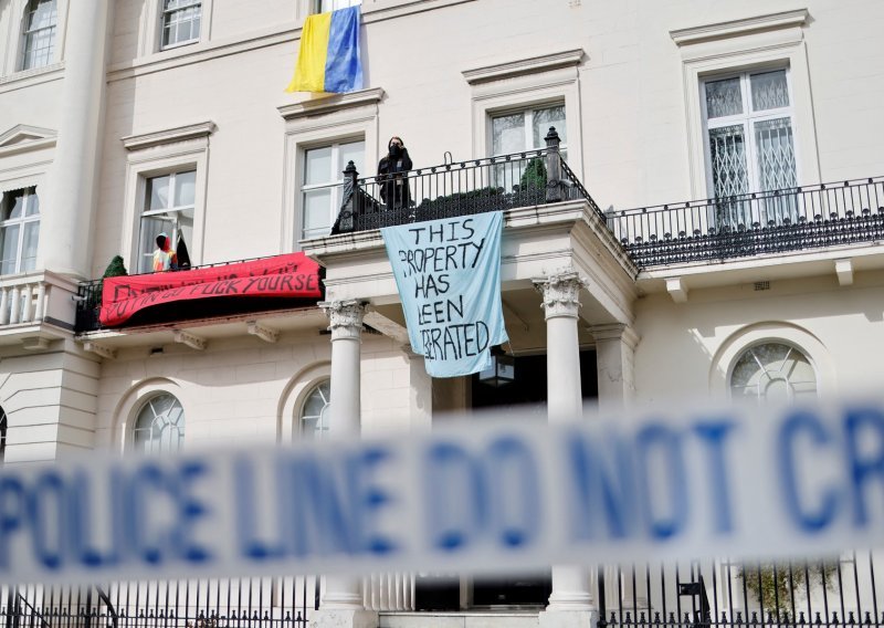 [VIDEO/FOTO] Skvoteri zauzeli vilu ruskog oligarha Deripaske u Londonu