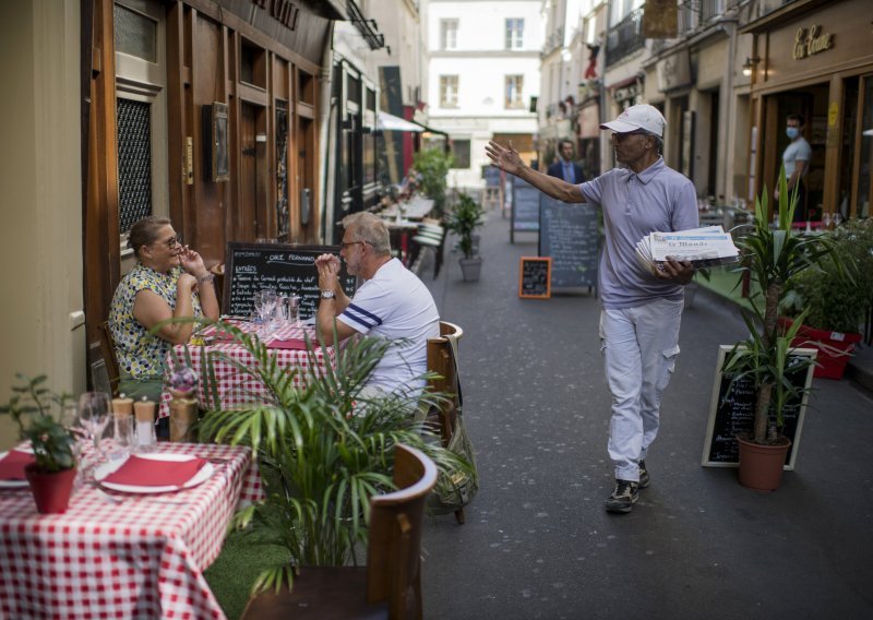 Francuska ukinula većinu covid restrikcija: 'Možemo osjetiti mirise koje nismo već dosta dugo'