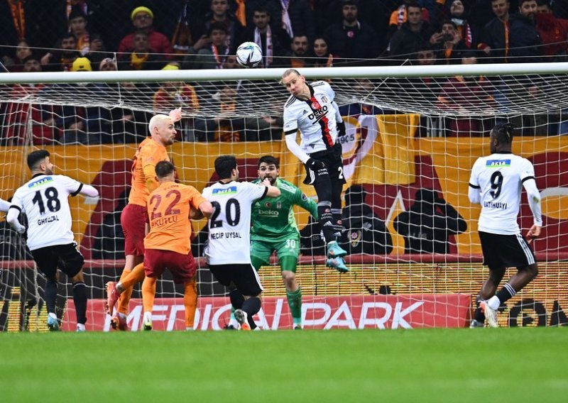 [FOTO] Galatasaray slavio u derbiju posrnulih turskih velikana; Domagoj Vida odigrao svih 90 minuta za Bešiktaš
