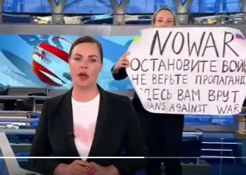 [VIDEO] Upala u studio ruske TV s antiratnim posterom, odvela je policija