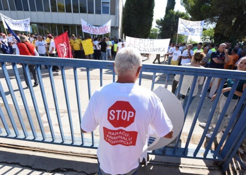 Bivši radnici šibenskoga TLM-a mogli bi ostati bez stanova, spas očekuju od države