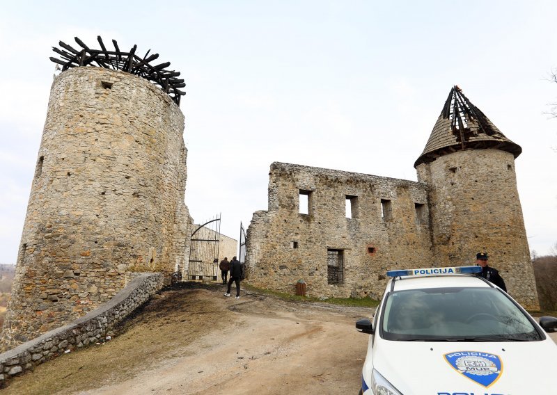 [FOTO/VIDEO] Kod Karlovca izgorjelo krovište dvorca iz 14. stoljeća, policija je na terenu