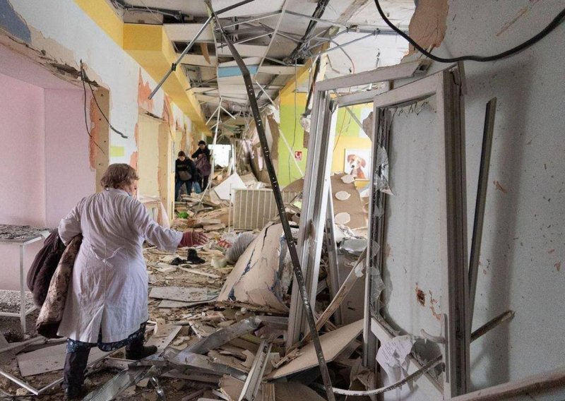 Ruske bombe pogodile kazalište s civilima u Mairupolju