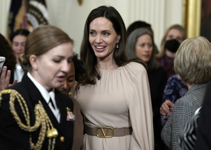 Stajling za Bijelu kuću: Modna klasičarka Angelina Jolie drži se svojih omiljenih boja i krojeva