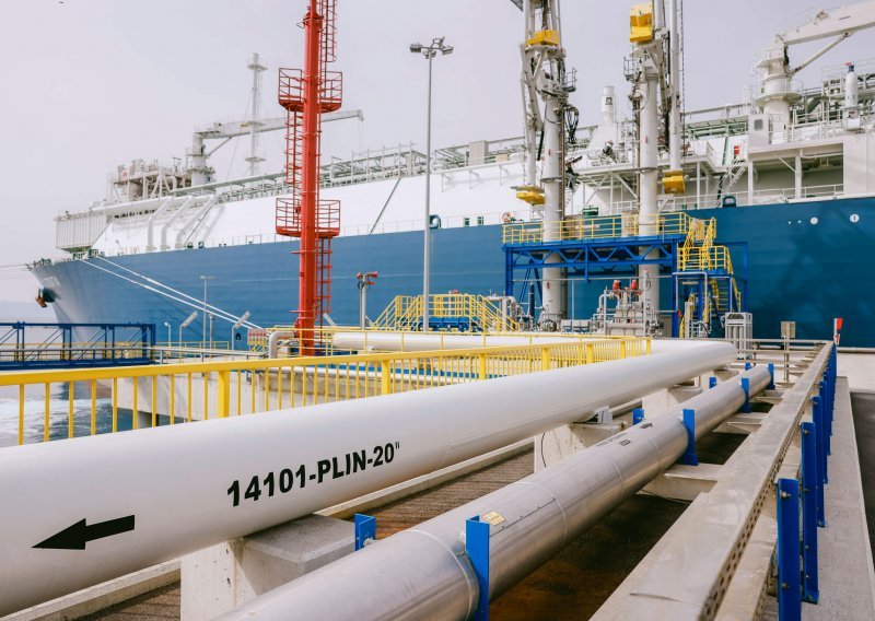 LNG terminal na Krku počeo s prekrcajem plina u kamione. To je prvi put da je tako nešto napravljeno u svijetu