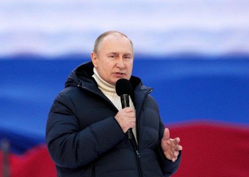 Putin iznenada nestao s televizije usred govora, pa se ponovno pojavio