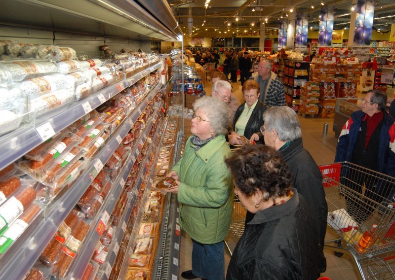 Promet u maloprodaji porastao 13. mjesec zaradom, ali povjerenje kupaca narušeno je zbog rata u Ukrajini