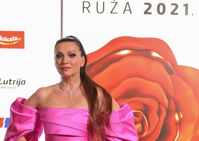 [FOTO] Kradljivica pogleda: Nina Badrić privlačila pažnju u ružičastoj, nikad kraćoj haljini