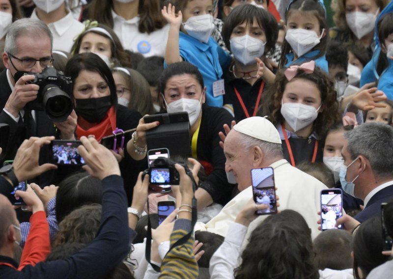 Papa odlučio da svaki kršteni laik, uključujući žene, može biti na čelu odjela kurije