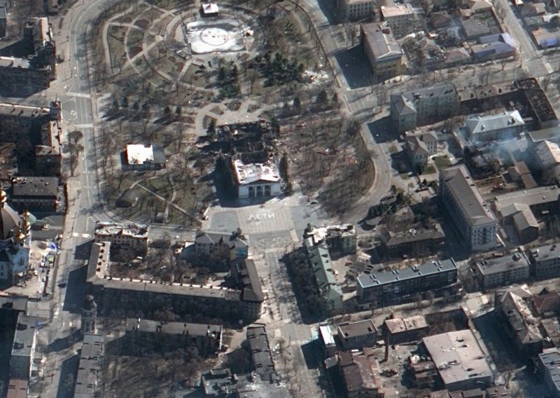 Svu strahotu razaranja kazališta u kojem su se skrivala djeca i žene razotkrile satelitske snimke