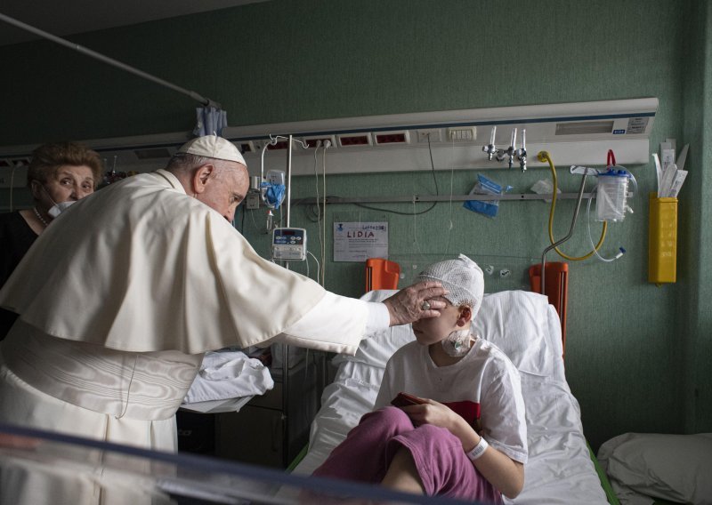 [FOTO] Papa neočekivano posjetio izbjeglu ukrajinsku djecu u rimskoj bolnici