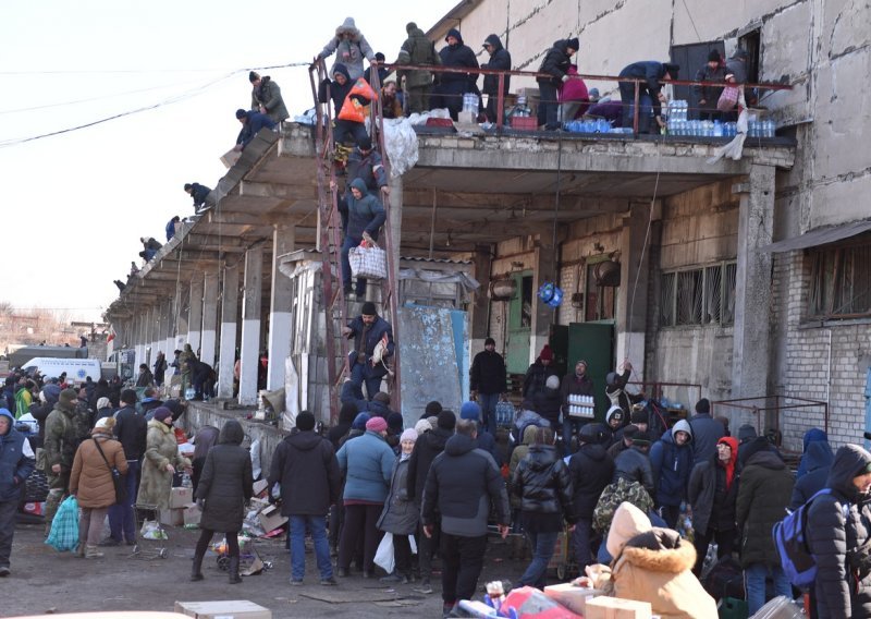 Teško humanitarno stanje u opkoljenim ukrajinskim gradovima, nastavljeni napadi