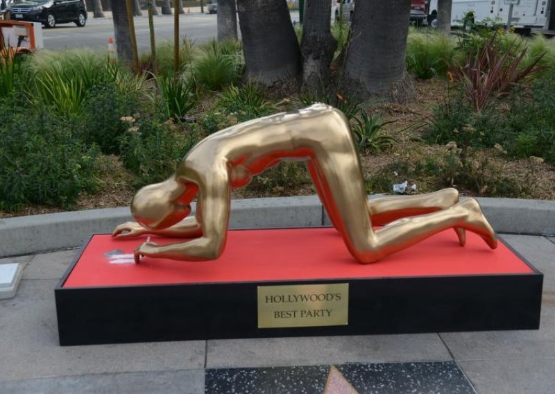 Šokirao kipom Oscara koji šmrče kokain