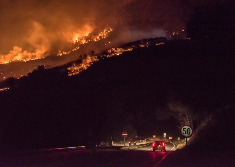 Vatrogasci još uvijek dežuraju na požarištima u Vinjanima Donjim i iznad Muća