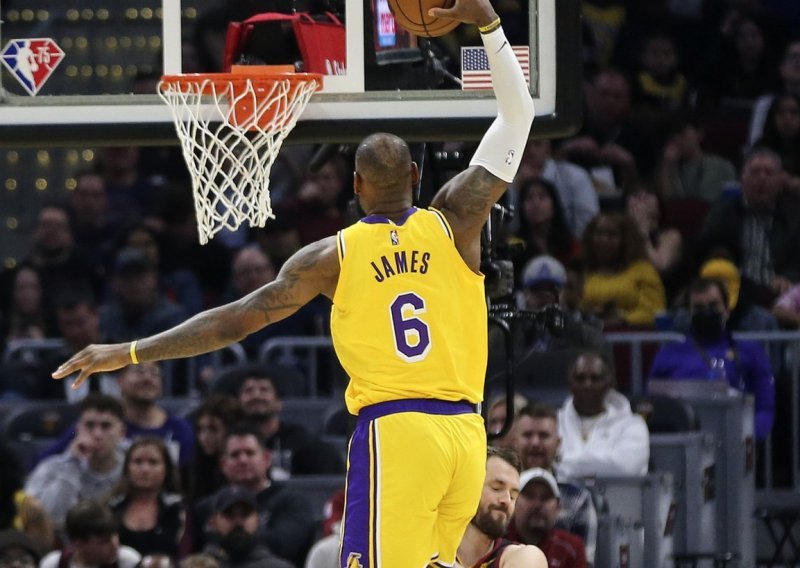 LeBron James vratio se u svoj Cleveland i upisao se u povijest Lakersa; kaže da mu je žao zbog jednog brutalnog zakucavanja, a zna se i razlog