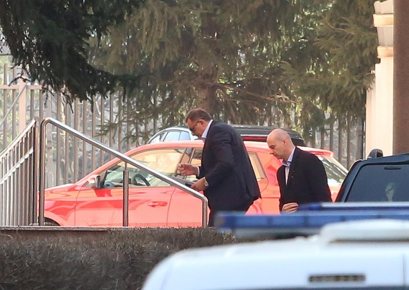 Sramotan čin Milorada Dodika: Pri izlasku sa saslušanja novinare 'pozdravio' srednjim prstom