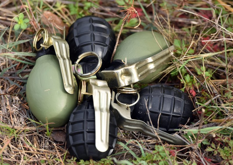 Pet ručnih bombi pronađeno pri obnovi tavana u Slavonskom Brodu