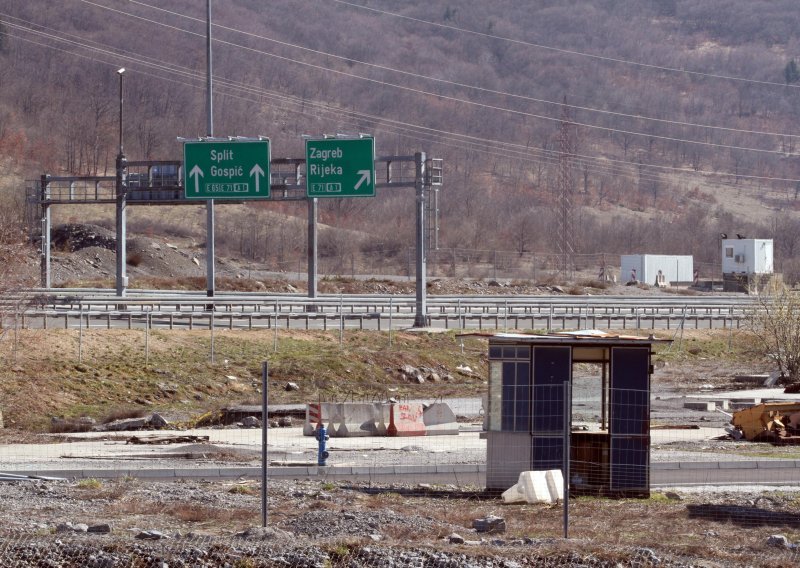 Požar uz autocestu A1 kod Žute Lokve, vozi se uz ograničenje