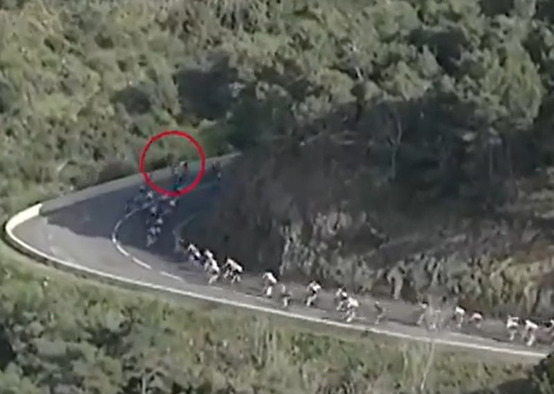 [VIDEO] Nove zastrašujuće scene s biciklističke utrke kroz Kataloniju; Danac se punom brzinom zabio u zid i pao u provaliju