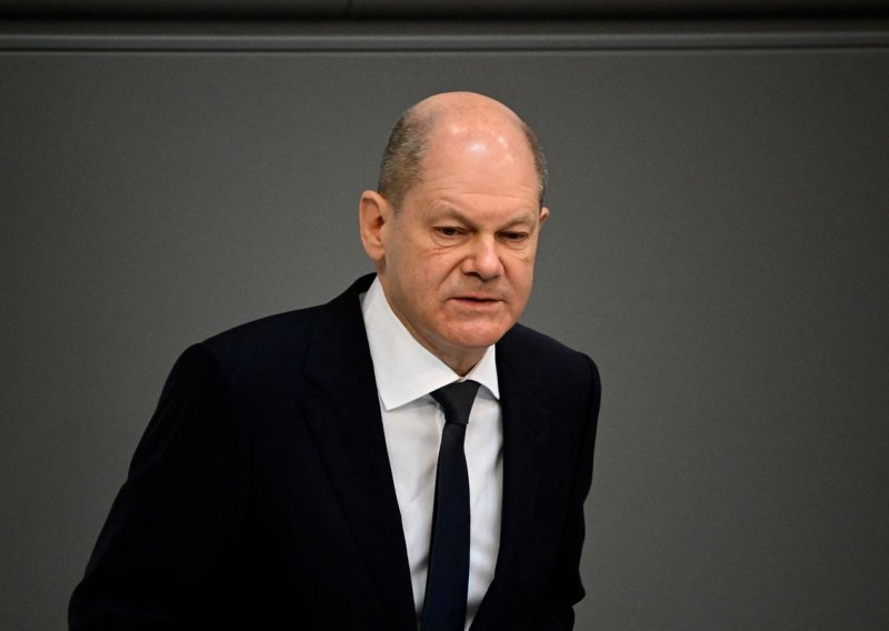 Scholz: Njemački dobavljači oružja isporučit će oružje Ukrajini