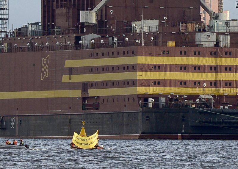 Aktivisti Greenpeacea zaplivali ispred velikog ruskog tankera u Baltičkom moru