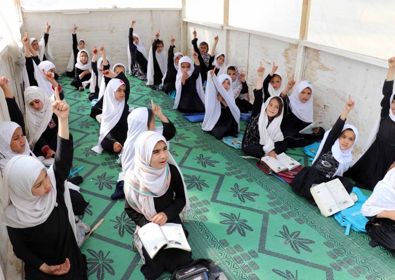 Talibani naredili da srednje škole ostanu zatvorene, djevojčice u suzama otišle kući
