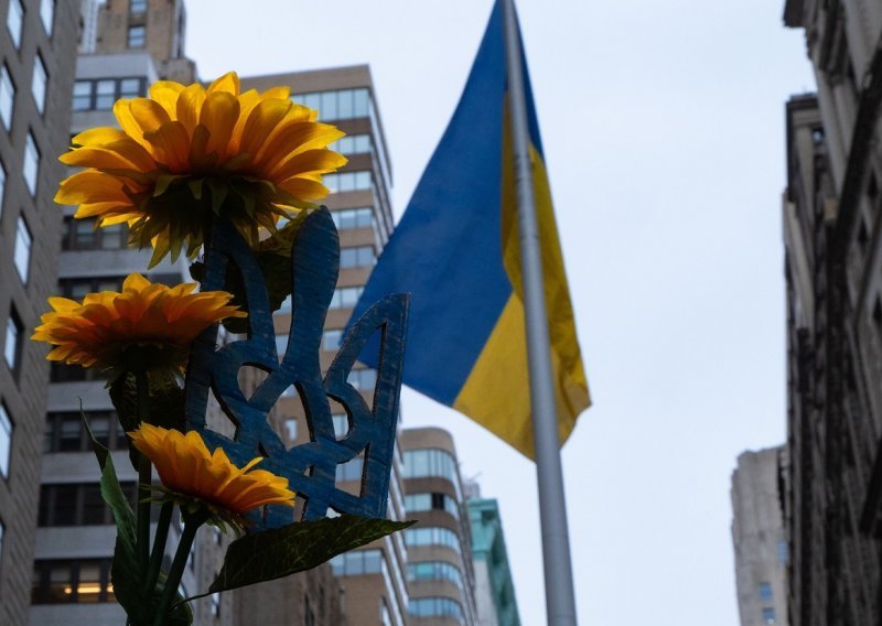 [FOTO/VIDEO] Ukrajinska zastava osvanula usred New Yorka: 'Tamo će ostati dok Ukrajina ne pobijedi u ratu'