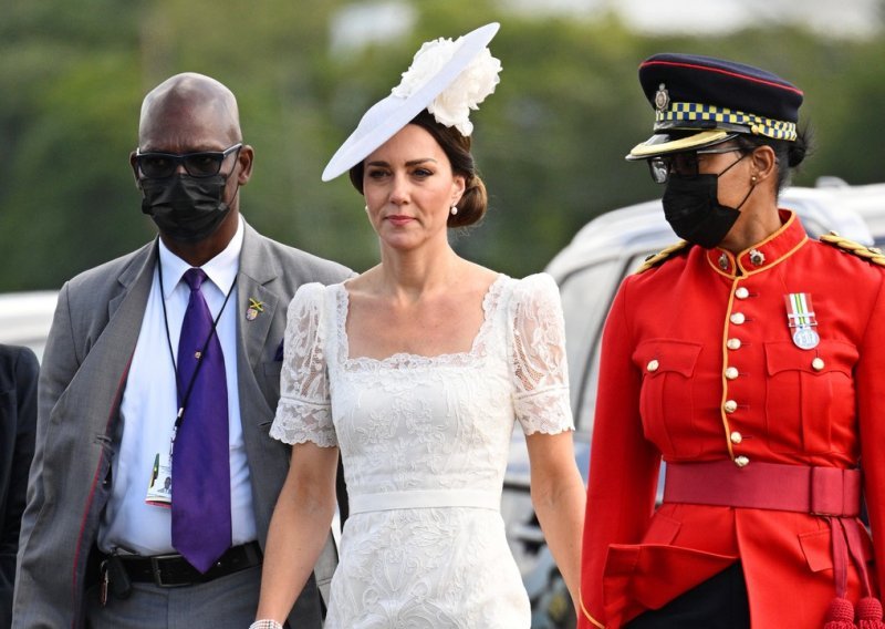 Utjelovljenje elegancije: Kate Middleton ukrala pozornost u damskom stajlingu s efektnim šeširićem