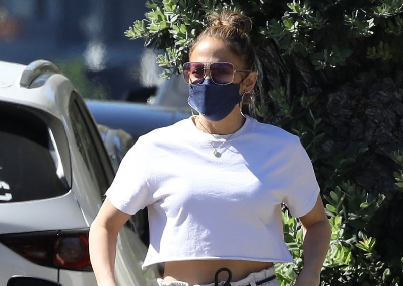 Jennifer Lopez u omiljenoj boji: Glamurozna izdanja uspješno zamijenila udobnim hlačama i tenisicama