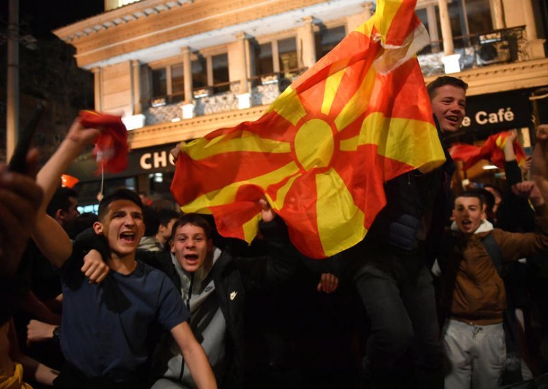 Čukni vo drvo: Nada, ljubav i sreća ili zašto smo svi mi pomalo Makedonci