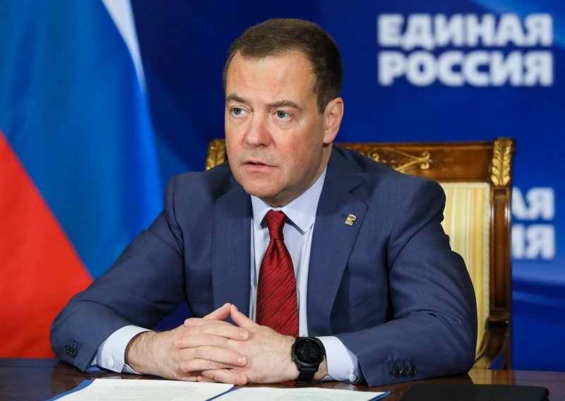 Medvedev se narugao Macronu, Scholzu i Draghiju: Ljubitelji žaba, kobasica i špageta vole posjećivati Kijev
