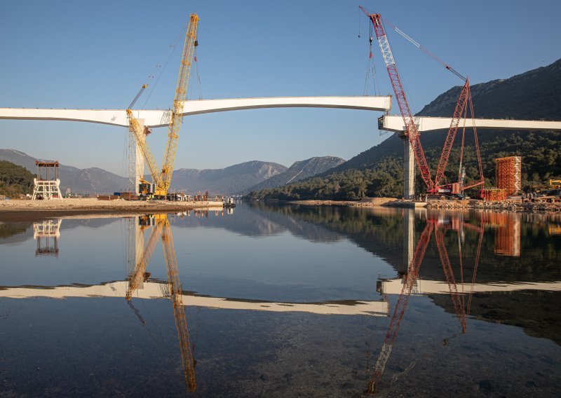 [FOTO] Pogledajte kako je izgledalo spajanje mosta Ston na najzahtjevnijoj dionici prometnog povezivanja južne Dalmacije