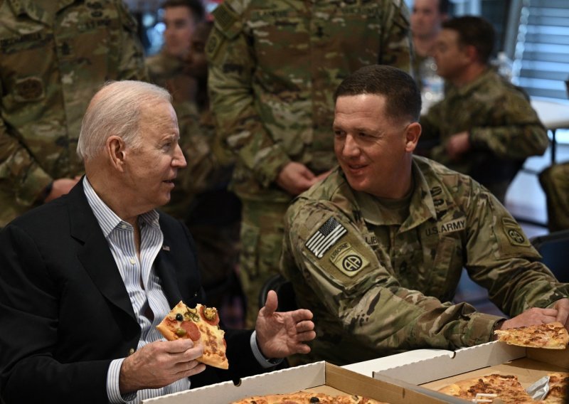 [FOTO/VIDEO] Biden u opuštenom izdanju s američkim vojnicima u Poljskoj: Sjeo s njima na pizzu, posjetio vojnu brijačnicu, snimao selfije