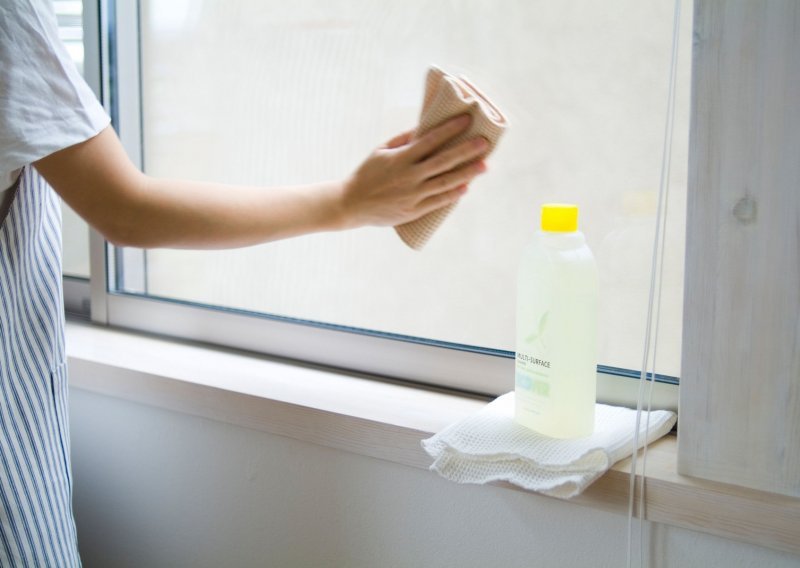 Muku mučite s pranjem prozora? Nevjerojatan trik s omekšivačem uklonit će sve mrlje i staklo ostaviti blistavo čisto