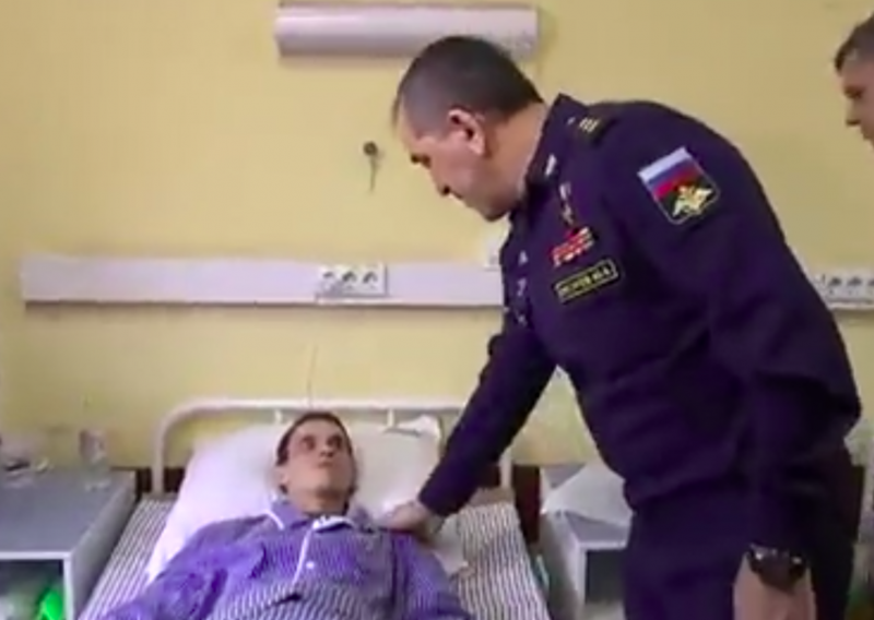 [VIDEO] Zamjenik ruskog ministra obrane u bolnici odlikovao vojnika koji je u Ukrajini izgubio nogu i rekao mu: 'Nadam se da ćeš uskoro stati na noge'
